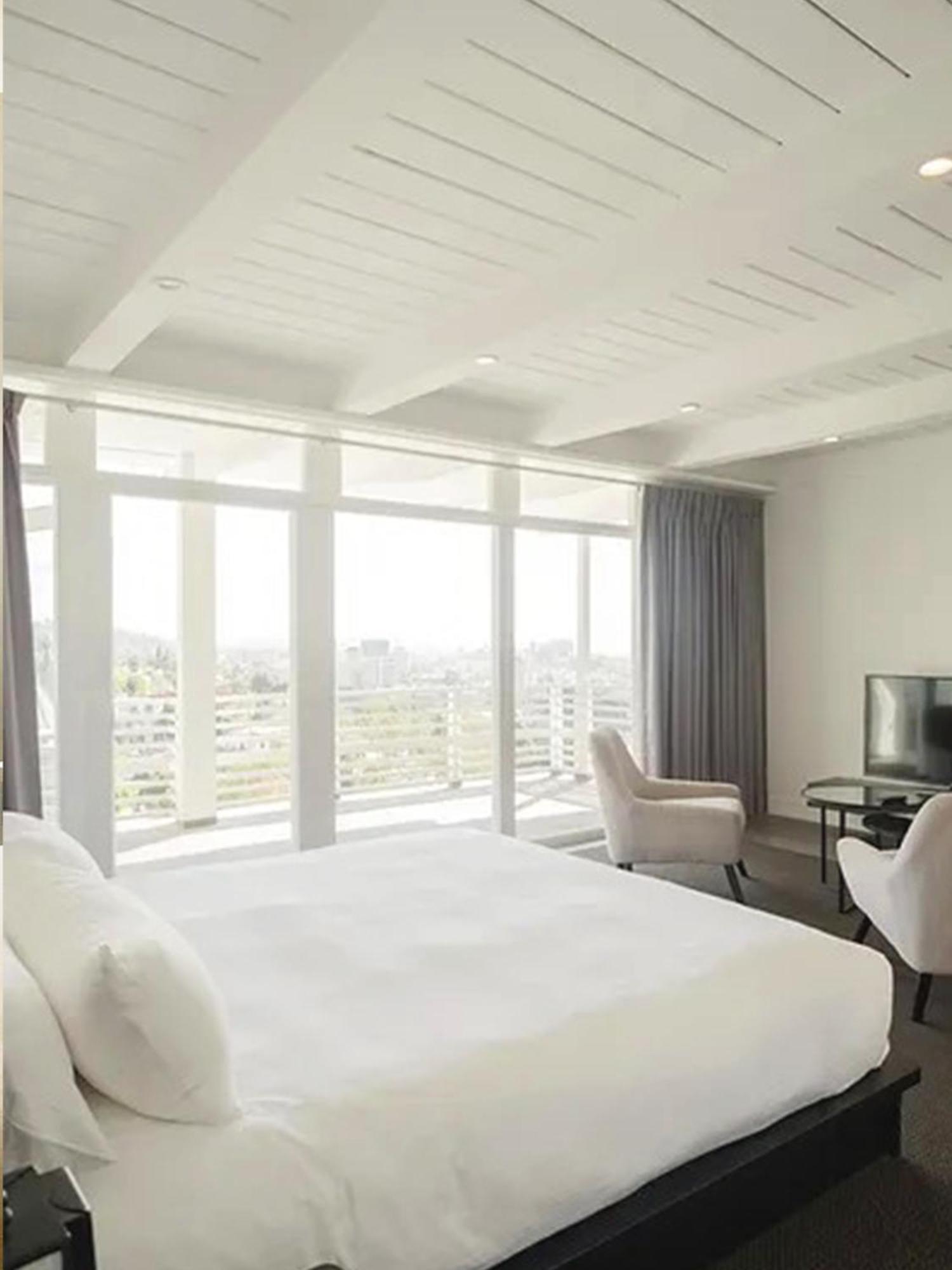 Hollywood Hills Hotel Лос-Анджелес Экстерьер фото